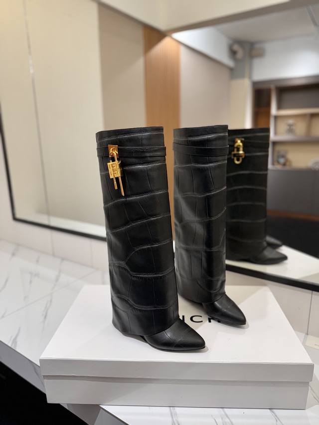 专柜正品级定制版本 Givenchy2025 新款高跟长靴，市面最高版本 纪梵希 锁扣 风靡整个时尚圈 原版开发鞋型超级正 最高还原度鞋型 包裹性非常好 显瘦