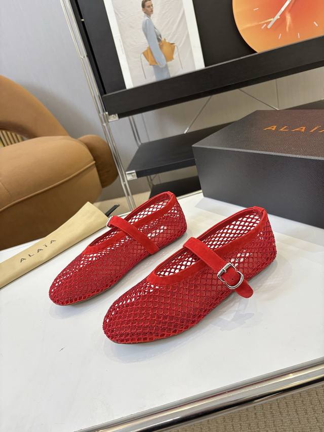 price: 皮盒15，默认普通纸盒 品 牌：Alaia 阿莱亚2026新品复古扣带玛丽珍鞋芭蕾舞鞋 走秀款平底芭蕾舞鞋章小蕙同款甜酷芭蕾风，人气超高的一款芭蕾