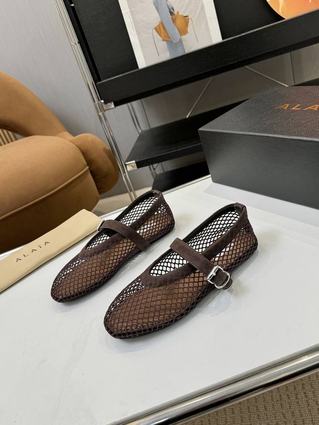 price: 品 牌：Alaia 阿莱亚26新品复古扣带玛丽珍鞋芭蕾舞鞋 走秀款平底芭蕾舞鞋章小蕙同款甜酷芭蕾风，人气超高的一款芭蕾舞鞋，浪漫又迷人舒适百搭满满
