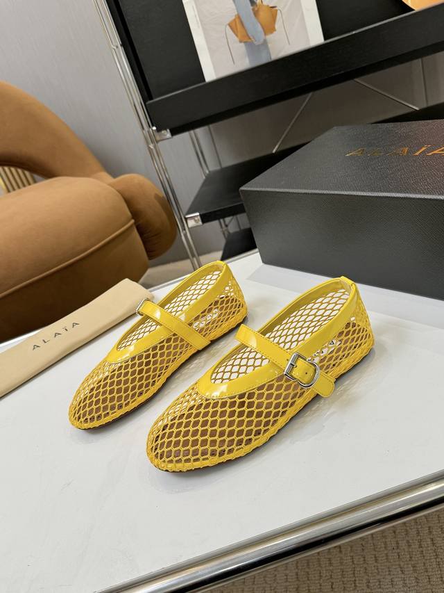 price: 品 牌：Alaia 阿莱亚26新品复古扣带玛丽珍鞋芭蕾舞鞋 走秀款平底芭蕾舞鞋章小蕙同款甜酷芭蕾风，人气超高的一款芭蕾舞鞋，浪漫又迷人舒适百搭满满