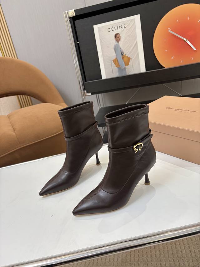 price: 品 牌：Gianvito Rossi 25S秋冬新款 罗西 Gr尖头及踝靴侧拉链R扣细跟短靴高跟靴子 鞋面采用弹力pu革，质感柔软细腻，自带奢华高