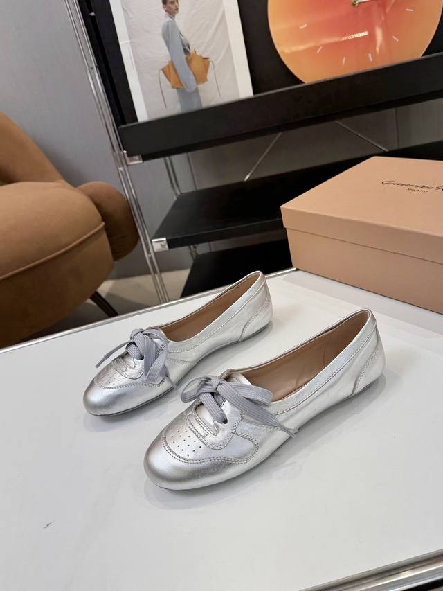 price: 品 牌： Gianvito Rossi 26S春夏新款 罗西Gr德训芭蕾舞鞋薄底超软浅口单鞋平底复古芭蕾德训鞋 轻盈生趣，姿态自如 Gianvit