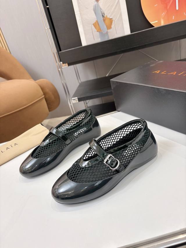 price: 皮盒15，默认普通纸盒 品 牌：Alaia 2026春夏新经典Alaia平底芭蕾舞鞋更新款，自经典日式鞋履汲取灵感；鞋面饰以带扣饰带，圆头造型，搭