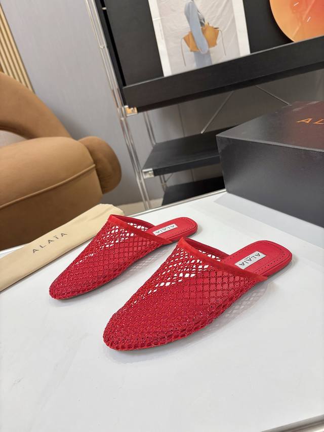 price: 皮盒15，默认普通纸盒 品 牌：Alaia 阿莱亚2026新品复古扣带玛丽珍鞋芭蕾舞拖鞋， 走秀款平底芭蕾舞鞋章小蕙同款甜酷芭蕾风，人气超高的一款