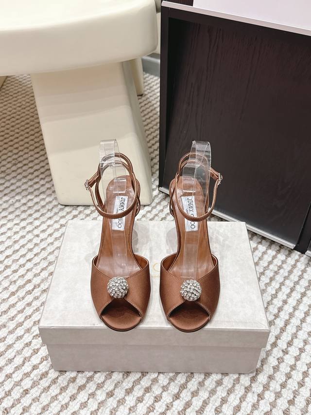 代购级 Jimmychoo周仰杰 26早春 球球 水晶高跟鞋 凉鞋 Jimmy Choo这款黑色水晶高跟鞋，采用头层牛皮，鞋面点缀圆形水晶，精致又优雅。细跟设计