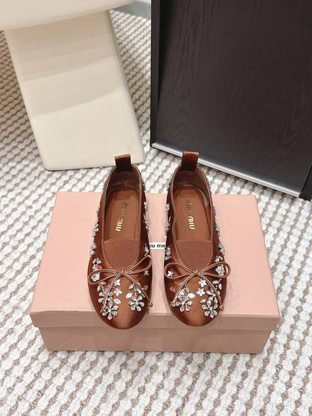 代购级 Miumiu缪缪 2026Ss 早春最新走秀爆款 单鞋系列 Miumiu春夏T台走秀网红同款＂造梦不夜城＂，Miumiu能在重要场合上用得上了，小清新风