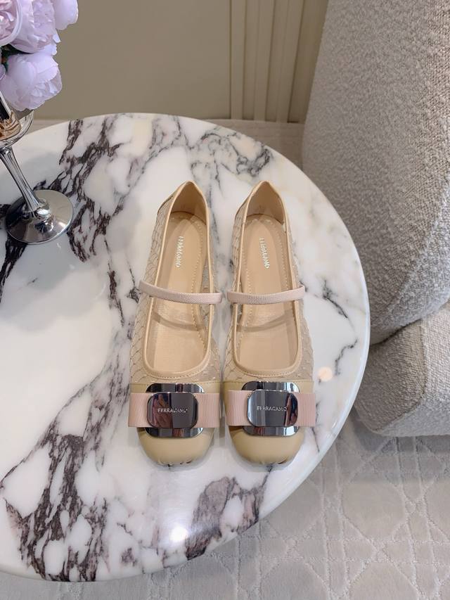 出厂价p Ferragam*新款网纱芭蕾舞鞋 设计非常精致 每一个细节都充满了艺术感 软软的云朵脚感 颜值与舒适并存 鞋面网布拼接羊皮 Zp开模五金扣 垫脚羊皮