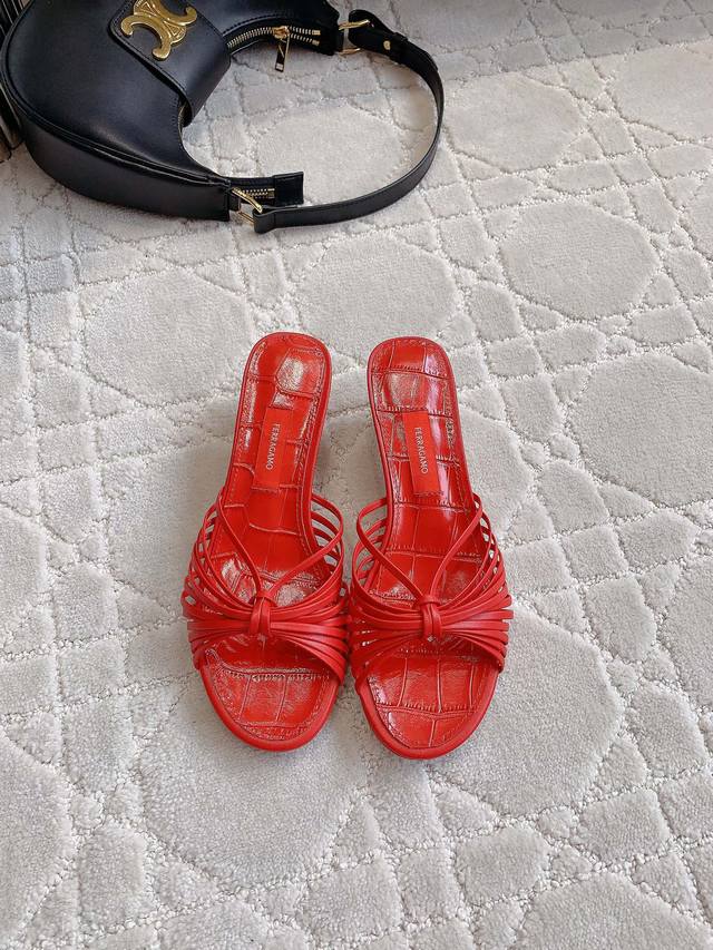 出厂价p Ferragam*新款高跟拖鞋 优雅知性又时髦的单品 上脚简直太赞啦 随性自在 驾驭各种穿搭 鞋面牛皮 内里垫脚羊皮 跟高4Cm 意大利真皮大底 尺码