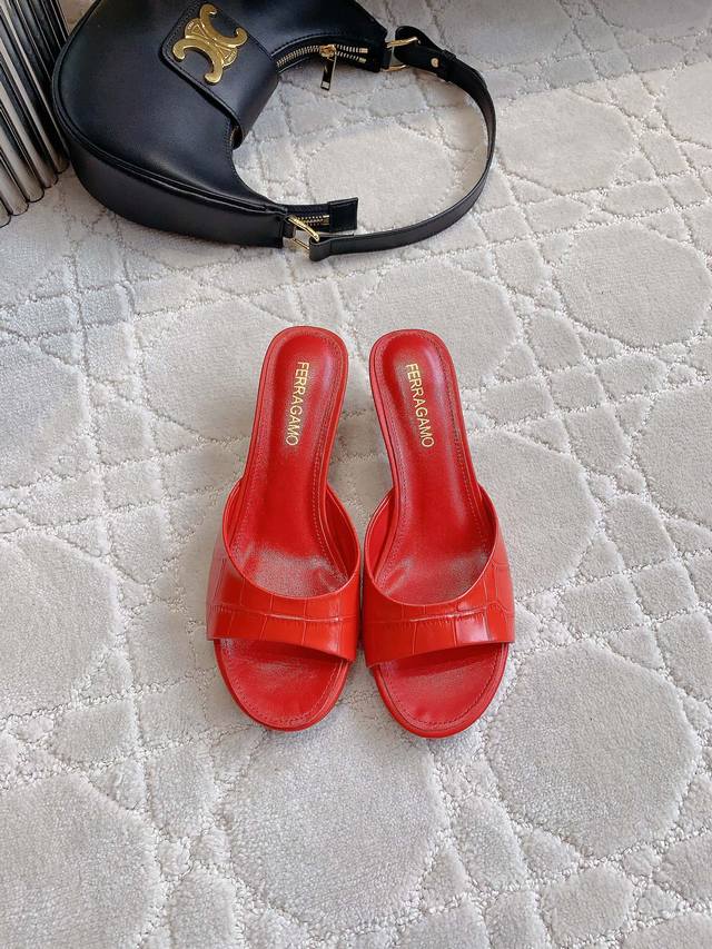 出厂价p Ferragam*新款高跟拖鞋 优雅知性又时髦的单品 上脚简直太赞啦 随性自在 驾驭各种穿搭 鞋面牛皮 内里垫脚羊皮 跟高4Cm 意大利真皮大底 尺码
