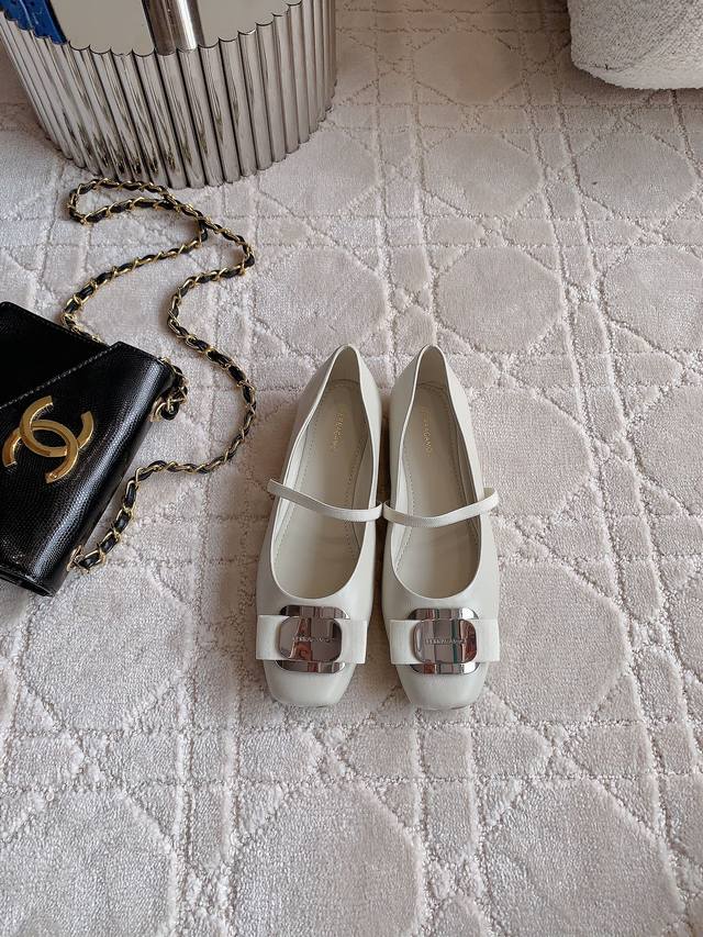 出厂价p Ferragam*新款芭蕾舞鞋 设计非常精致 每一个细节都充满了艺术感 软软的云朵脚感 颜值与舒适并存 鞋面羊皮 Zp开模五金扣内里垫脚羊皮 原版开模