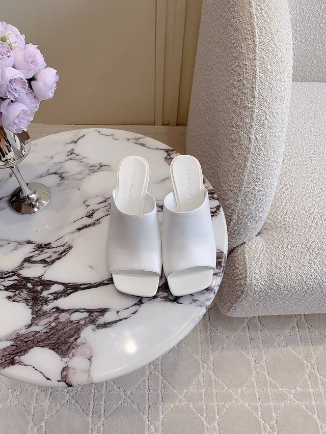 出厂价p Ferragam*新款高跟凉拖鞋 明星同款 雕塑感的大Logo鞋跟为品牌精髓添注新生 造型别致 凸显性感线条 别出心裁 鞋面小牛皮 内里垫脚羊皮 意大