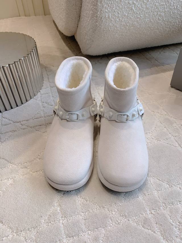 出厂价p Balenciag*新款羊毛雪地靴 上脚超级时髦 厚实的羊毛太保暖啦 超级显腿细 鞋面牛反绒 内里垫脚进口澳洲羊毛 原版开模大底 尺码35-39 40
