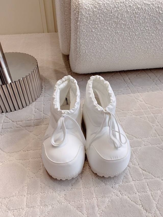 出厂价p Balenciag*新款Skiwear系列阿拉斯加雪地靴 丑萌丑萌得上脚超级时髦 造型感非常强 超级显腿细 原版购入开发 顶级版本 尺码35-39 3
