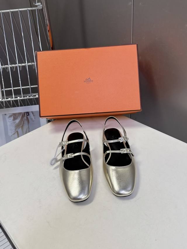 Hermes爱马仕春夏最新款 玛丽珍鞋 柜柜超难配货 经典的圆头版型 简约大气的设计 没有任何复杂的装饰 妥妥的老钱风 上脚超级百搭好看时髦 超多明星网红种草