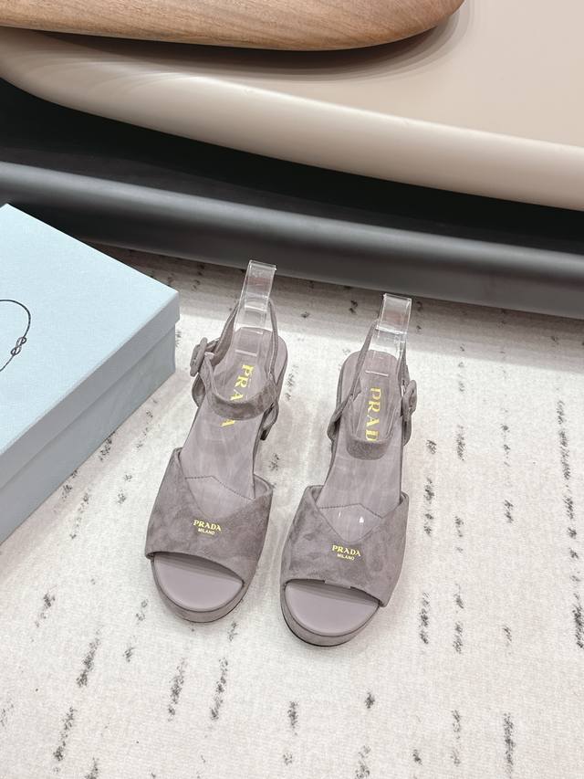 出厂： 独家顶级版本 pra*D普拉*达2026Vs早春走秀爆款时装凉鞋系列 圆头水台凉鞋 prada春夏T台走秀网红同款＂造梦不夜城＂，prada能在重要场合