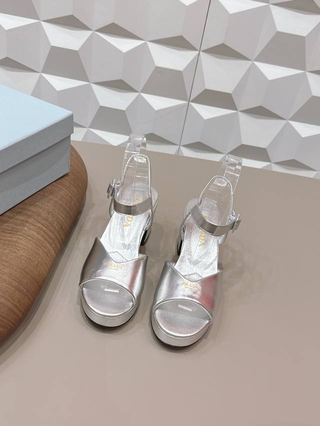 出厂： 独家顶级版本 pra*D普拉*达2026Vs早春走秀爆款时装凉鞋系列 圆头水台凉鞋 prada春夏T台走秀网红同款＂造梦不夜城＂，prada能在重要场合