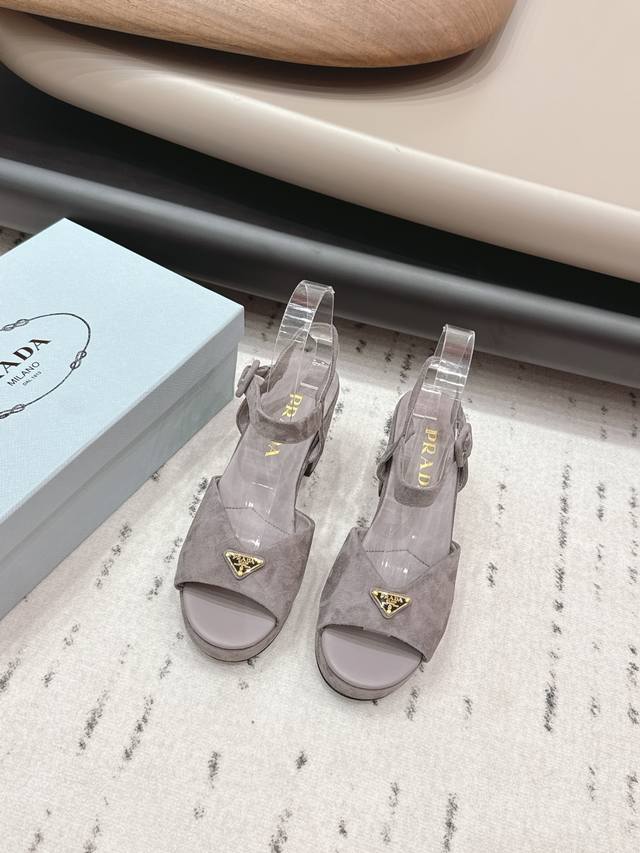 出厂： 独家顶级版本 pra*D普拉*达2026Vs早春走秀爆款时装凉鞋系列 圆头三角扣水台凉鞋 prada春夏T台走秀网红同款＂造梦不夜城＂，prada能在重