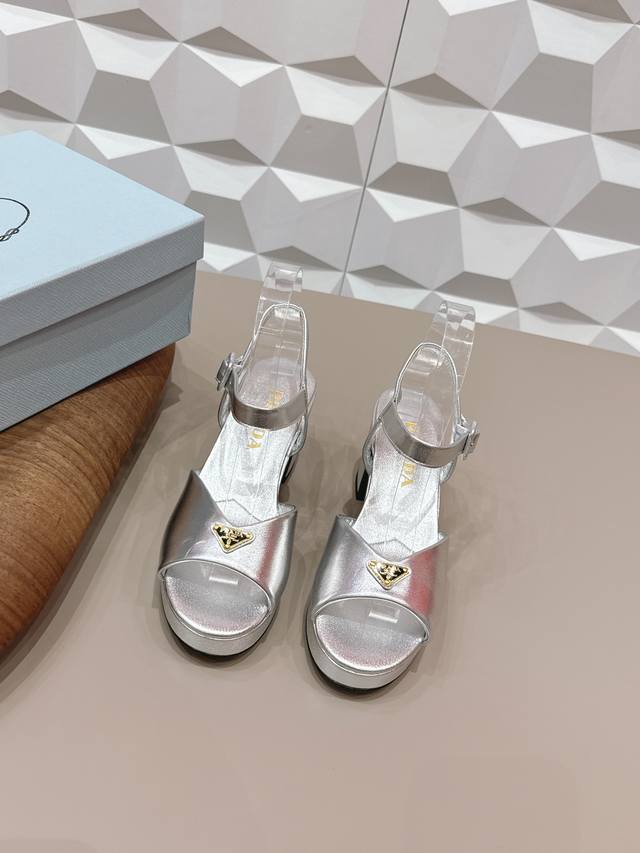 出厂： 独家顶级版本 pra*D普拉*达2026Vs早春走秀爆款时装凉鞋系列 圆头三角扣水台凉鞋 prada春夏T台走秀网红同款＂造梦不夜城＂，prada能在重