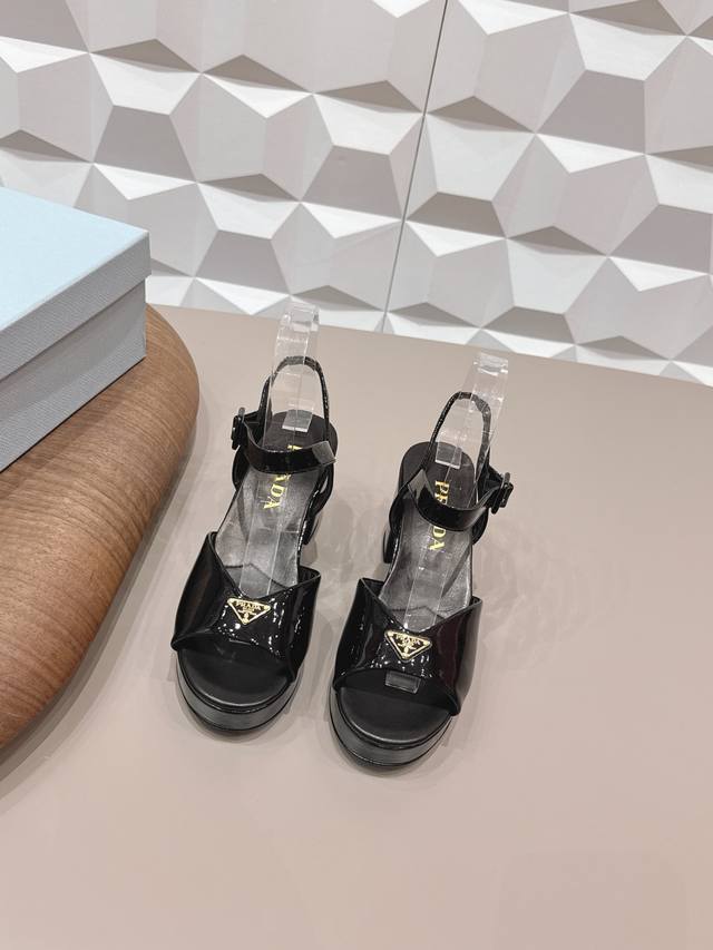 出厂： 独家顶级版本 pra*D普拉*达2026Vs早春走秀爆款时装凉鞋系列 圆头三角扣水台凉鞋 prada春夏T台走秀网红同款＂造梦不夜城＂，prada能在重