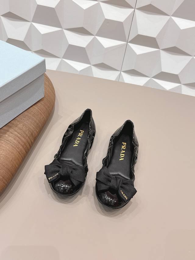 出厂： 独家顶级版本 pra*D普拉*达2026Vs早春走秀爆款时装单鞋系列 圆头蝴蝶结单鞋 prada春夏T台走秀网红同款＂造梦不夜城＂，prada能在重要场