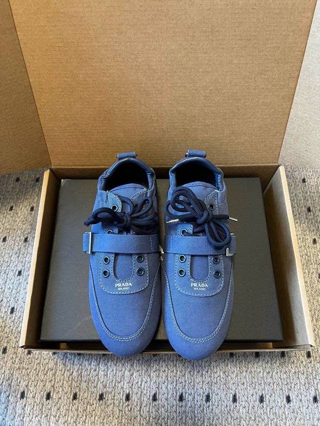 prada 经典款运动鞋复古德训鞋休闲鞋 采用复古德训鞋的低帮流线型廓形，鞋头为尖圆头设计，整体线条利落简约；鞋舌处印有prada经典Logo，鞋带与鞋身同色呼
