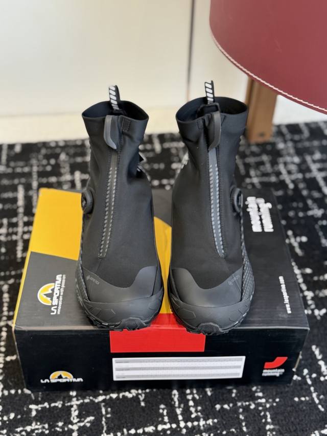 代购级 Lasportiva Aequilibrium Trek重装徒步鞋 蜂巢式结构鞋面，耐磨抗造持久提供保护。 鞋面采用1.6毫米防水皮革，在防水的同时具备