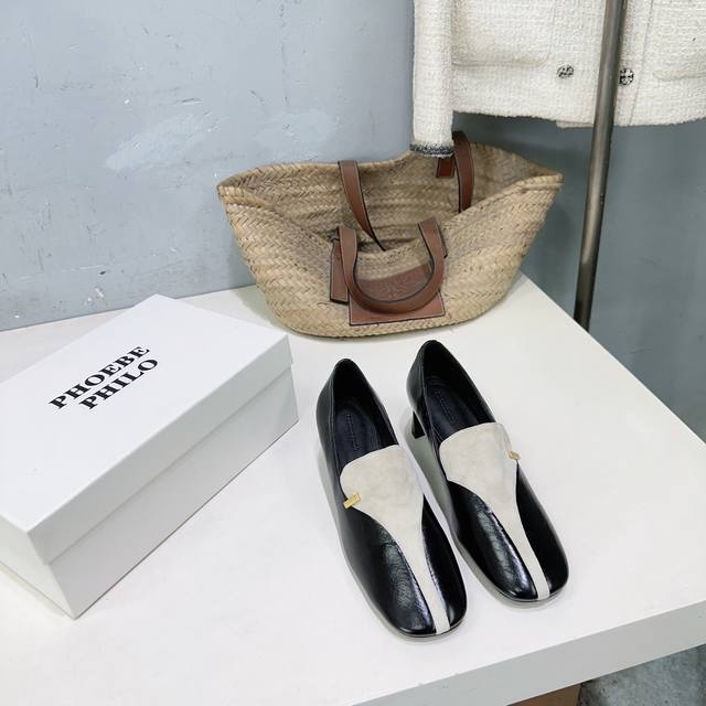 高品质出厂 ！小众潮牌phoebe philo26春夏油蜡皮拼色高跟穆勒鞋圆头单鞋！ 采用极致方头的包头穆勒拖造型，鞋头线条硬朗且极具辨识度；鞋面有拼接缝线设计