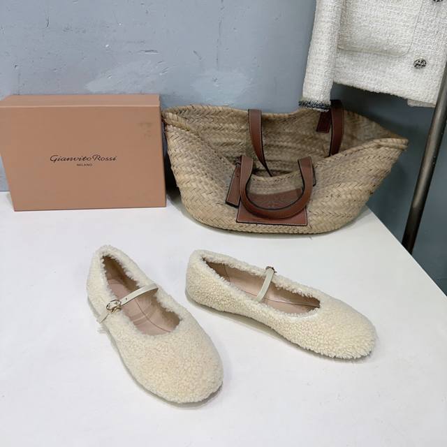 高品质出厂 ！小众潮牌Gianvito Rossi 25秋冬新款罗西Gr毛毛鞋包子鞋芭蕾舞鞋薄底超软浅口平底单鞋！ 轻盈生趣，姿态自如的秋冬鞋款，圆润线条融汇芭