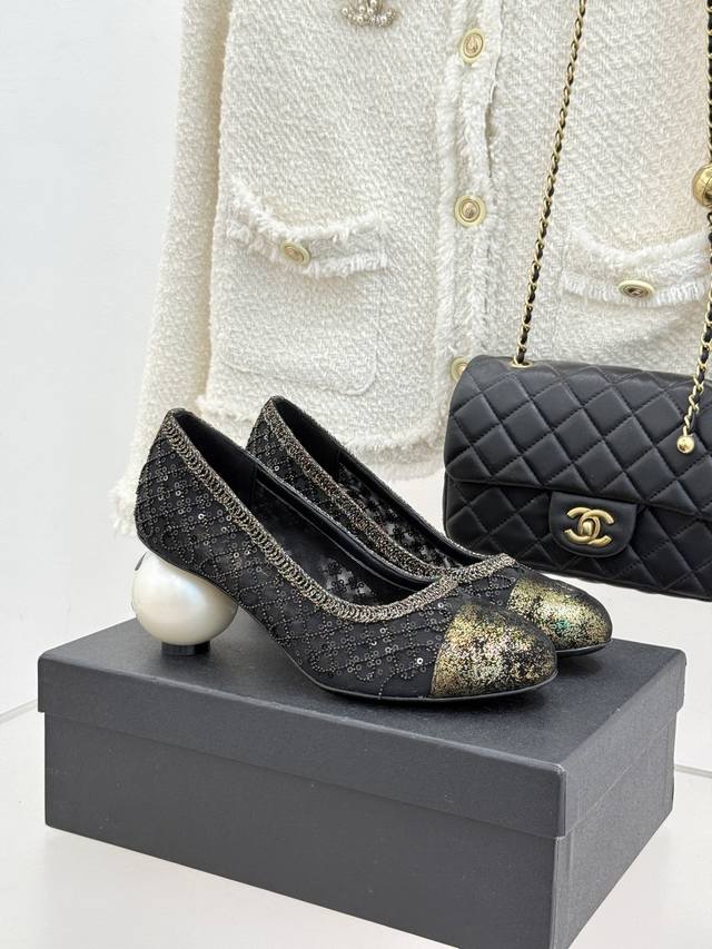 厂价 Chane*｜小香26C编织亮片拼色巨型 珍珠跟玛丽珍 这双编织亮片玛丽珍鞋宛如一颗璀璨星辰 一经亮相 便吸引了无数时尚爱好者的目光 成为本季不容错过的梦