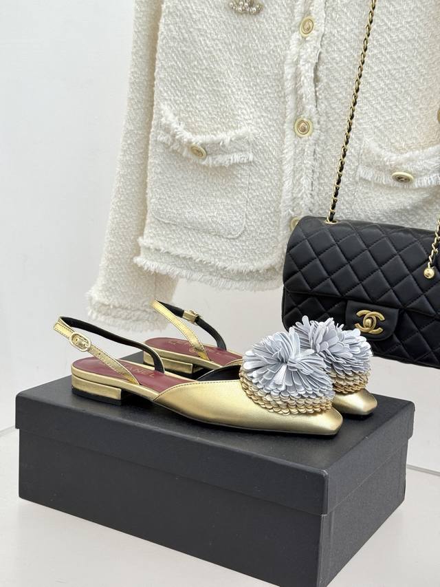 厂价 我家花朵是真皮 Chane*｜小香26X圣诞限定系列金银 双生花朵凉鞋单鞋 当圣诞的铃音撞碎冬日月光 这个系列携金银双生花朵浪漫登场 花朵饰件采用双层立体