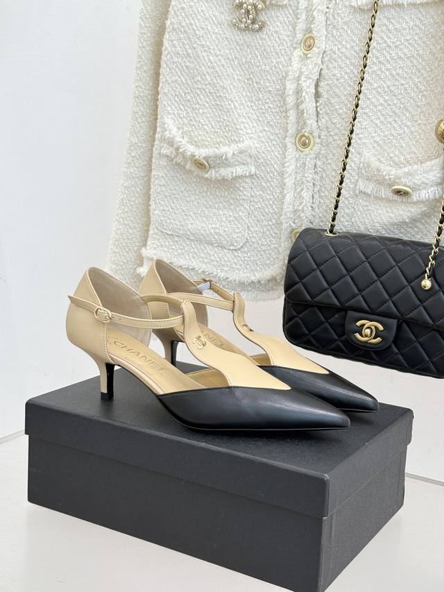 厂价 Chane*｜小香26C早春新品双C 拼色尖头中空高跟凉鞋 当Coco Chanel开创的双色美学 遇这双鞋以经典重塑奢雅定义。 标志性尖头剪裁利落延伸线
