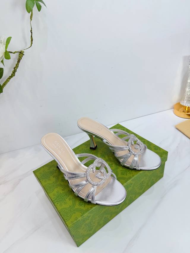 出厂 2026 Sss新款报到 Gucci～古*奇 原单品质 原汁原味的欧式风格 上脚非常完美穿搭上配此鞋，优雅大方，晶莹剔透，无论种各配件材质，都是家独一比一