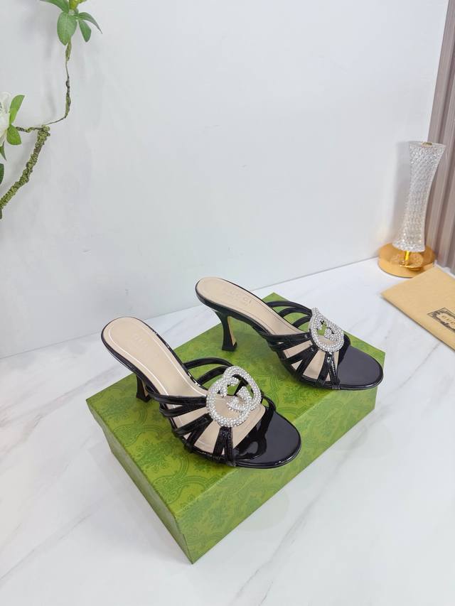 出厂 2026 Sss新款报到 Gucci～古*奇 原单品质 原汁原味的欧式风格 上脚非常完美穿搭上配此鞋，优雅大方，晶莹剔透，无论种各配件材质，都是家独一比一