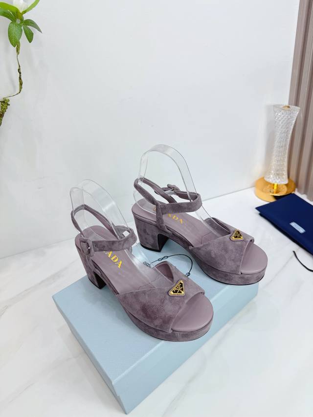 出厂 2026 Sss重磅推出普拉达最新长短靴，凉鞋单鞋，细跟，后空，粗跟系列 prada早春T台走秀网红同款＂造梦不夜城＂，prada能在重要场合上用得上了，