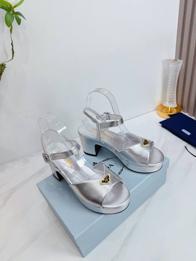 出厂 2026 Sss重磅推出普拉达最新长短靴，凉鞋单鞋，细跟，后空，粗跟系列 prada早春T台走秀网红同款＂造梦不夜城＂，prada能在重要场合上用得上了，