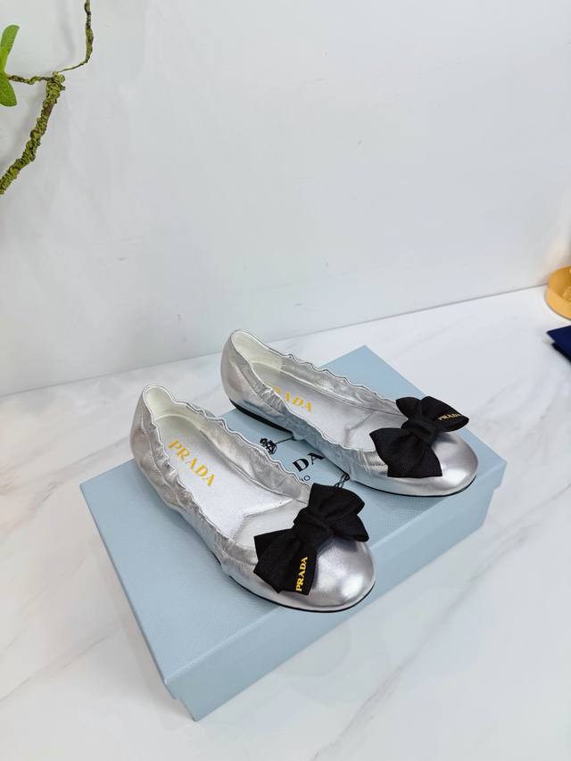 出厂 2026 Sss重磅推出普拉达最新长短靴，凉鞋单鞋，细跟，后空，粗跟系列 prada早春T台走秀网红同款＂造梦不夜城＂，prada能在重要场合上用得上了，