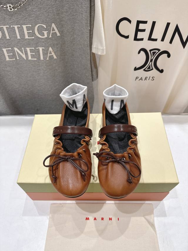 高版本出厂 Marni 玛尼F022 2026Ss春夏新款褶皱蝴蝶结玛丽珍芭蕾舞鞋平底鞋一脚蹬懒人鞋 别致的一体褶皱鞋面设计，展露柔美风情。从华丽的裙装，到干练