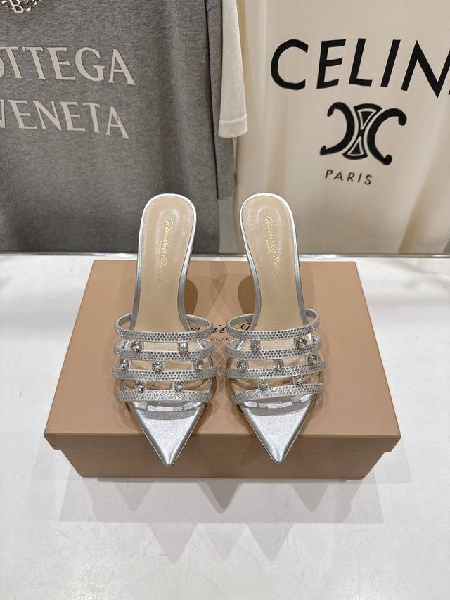 高版本出厂 吉安维托 罗西F030 Gianvito Rossi 2026Ss夏季最新款尖头水钻高跟拖鞋 Gianvito Rossi秉承了其传统意大利工艺，专