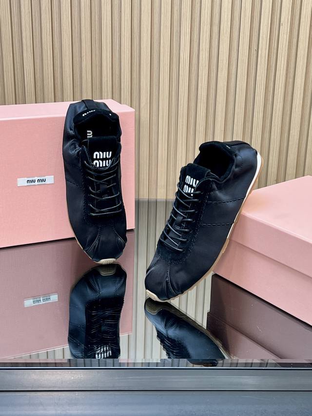 顶级版本 Miumiu 缪缪 新款 走秀新款一脚蹬懒人鞋 德训鞋、芭蕾舞鞋 官方春夏走秀新款，时髦百搭 即可咸又可甜 一点也不磨脚 无论光脚穿还是搭配袜子穿都超