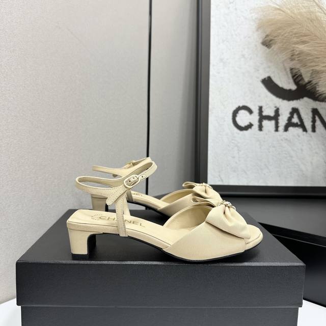 2025★★★★★ 众多明星网红上脚，国内外博主刷爆的一个百搭系列，春夏衣橱搭配必备 首选.香家专属 鞋面：牛皮 绸缎 内里: 进口水晶羊皮内里 大底：原版开模