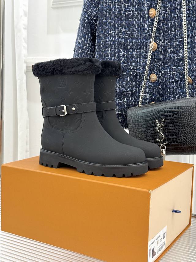 驴家新品复古毛边压花 皮带扣厚底雪地靴短靴 面料采用原版定制牛皮 内里踮脚均为真羊毛 原版开模定制防滑大底 Size：35-41 [40 41定制]