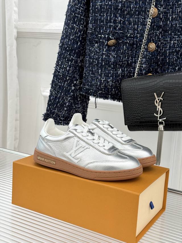 驴家早春新品德训鞋 当德训鞋的复古热潮席卷时尚圈 这款德训鞋为经典注入高辨识度奢感 侧边大Logo搭配杏色大底 显得利落醒目 面料采用原版定制牛皮 内里踮脚均为