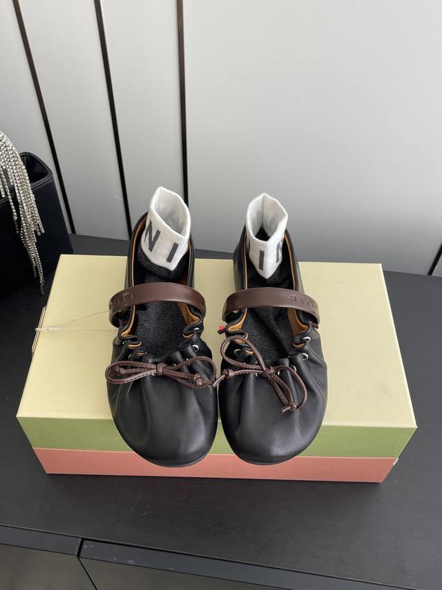 玛尼新品 春夏新款褶皱蝴蝶结玛丽珍芭蕾舞鞋 平底鞋一脚蹬懒人鞋别致的一体褶皱鞋面设计，展露柔美风情。从华丽的裙装，到干练简洁的裤装。这双芭蕾舞鞋无一不能驾驭，妥