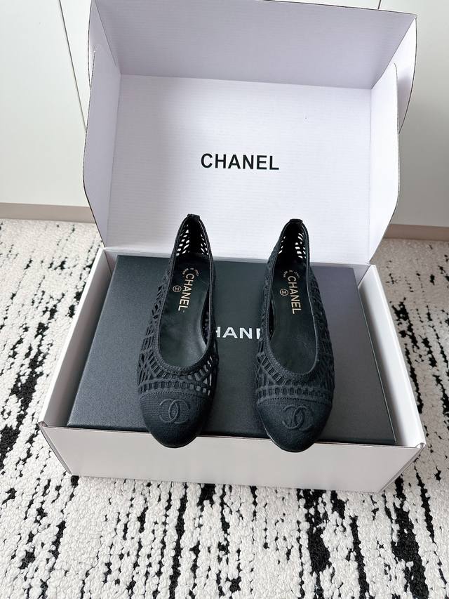 顶级镂空平跟玛丽珍单鞋 原版复刻 专柜走秀款绝对太帅了 这一季最热门的款式，质感非常柔软舒适不卡脚. 经典的双C元素带子搭配，超级时尚 面料采用原版进口材料 原