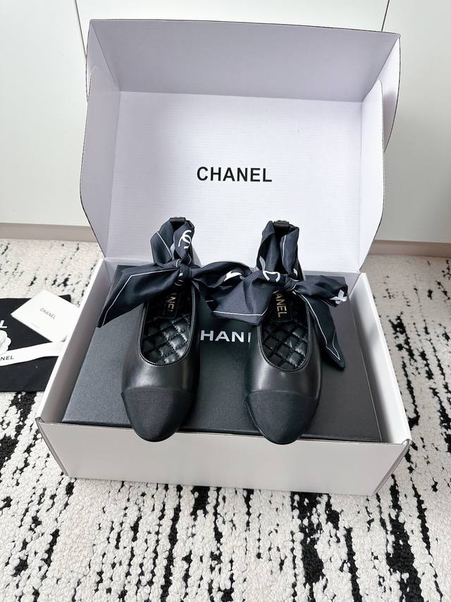 顶级丝巾平跟玛丽珍单鞋 原版复刻 专柜走秀款绝对太帅了 这一季最热门的款式，质感非常柔软舒适不卡脚. 经典的双C元素丝巾搭配，超级时尚 面料采用原版进口材料 原