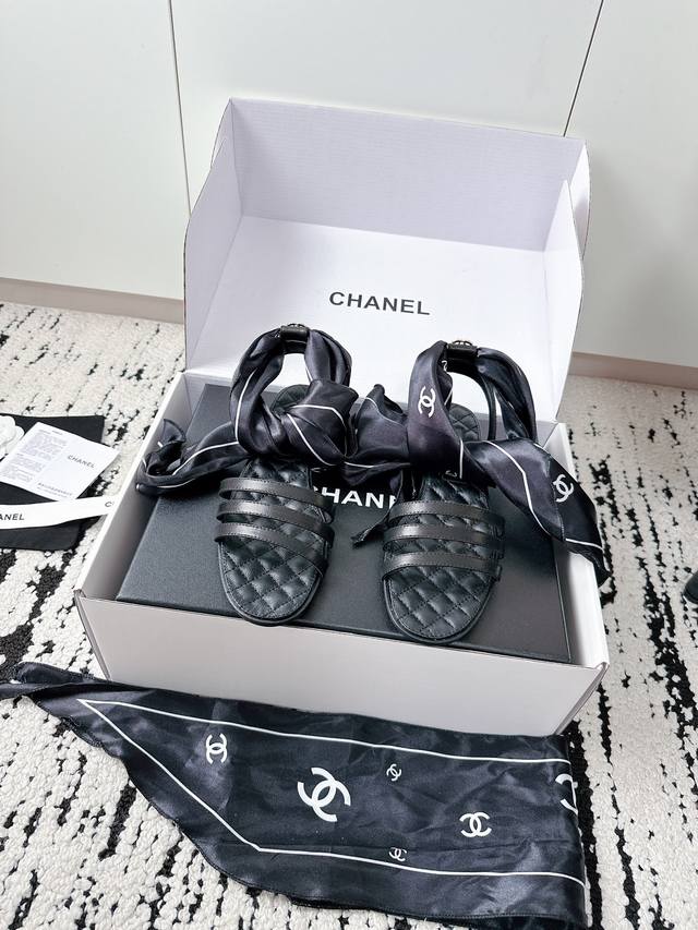 顶级全新经典丝巾凉鞋 原版复刻 专柜走秀款绝对太帅了 这一季最热门的款式，质感非常柔软舒适不卡脚. 经典的双C元素丝巾搭配，超级时尚 面料进口羊皮 真丝材料 原