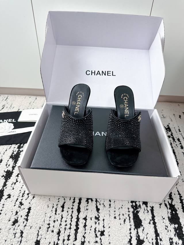 代购级细跟拖鞋 链条装饰 独特风格 轻奢时髦 绝对是要在夏日鞋柜必备双单品 原版羊皮 漆皮面料 羊皮内里垫脚 意大利真皮大底 细跟 7.5Cm 尺码35-40