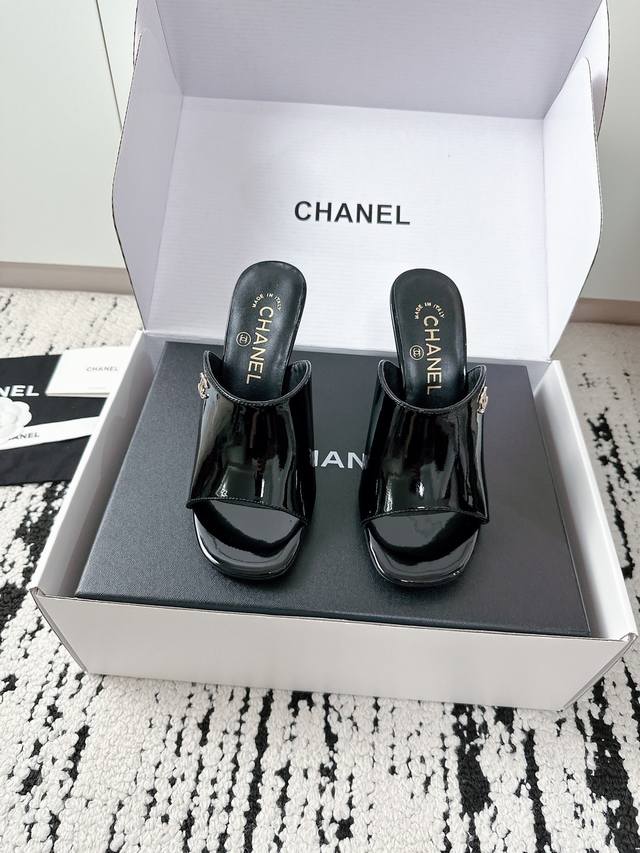 代购级细跟拖鞋 链条装饰 独特风格 轻奢时髦 绝对是要在夏日鞋柜必备双单品 原版羊皮 漆皮面料 羊皮内里垫脚 意大利真皮大底 细跟 7.5Cm 尺码35-40