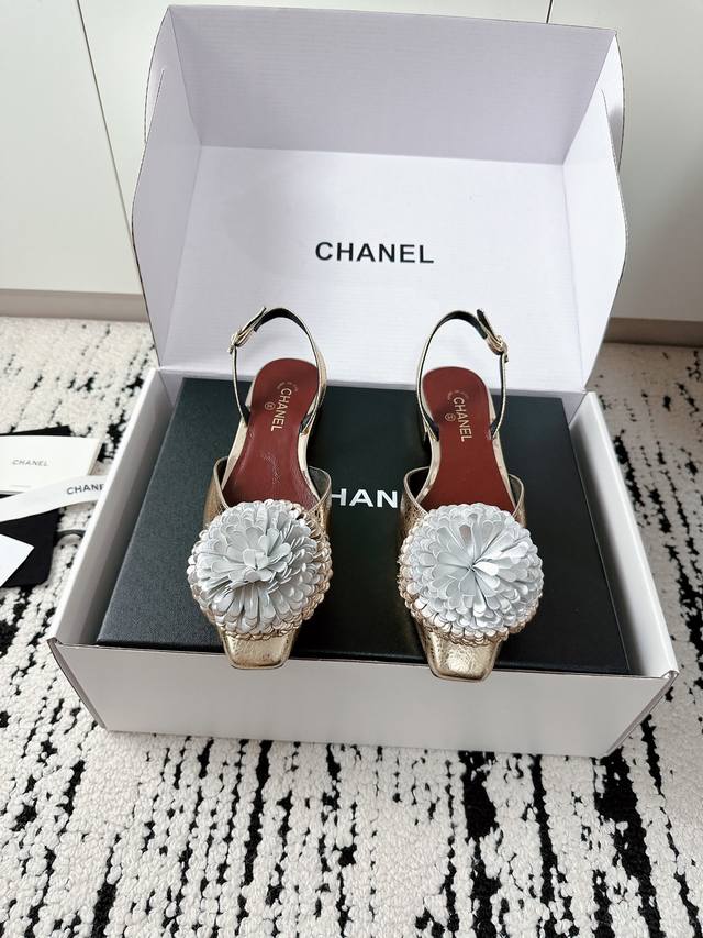 顶级平跟玛丽珍凉鞋 原版复刻 专柜走秀款绝对太帅了 这一季最热门的款式，质感非常柔软舒适不卡脚. 经典的双C元素搭配，超级时尚 面料采用原版进口材料 原版私膜真