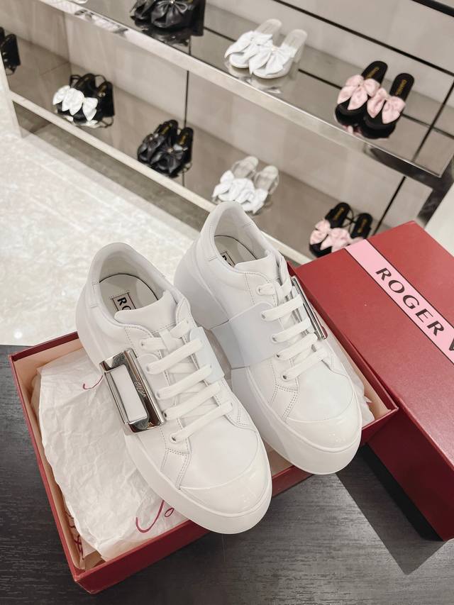 Viv' Skate厚底运动鞋六月来袭。鞋底跟高猛增至8Cm，让各位秒变大长腿。鞋面全牛皮手工制作，搭配Viv经典扣饰，轻松应对各种场合。 纳帕小牛皮制成 漆皮